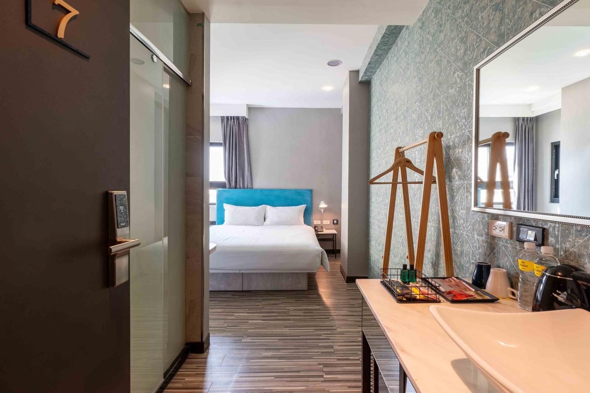 Check Inn Taichung Ziyou Exterior photo