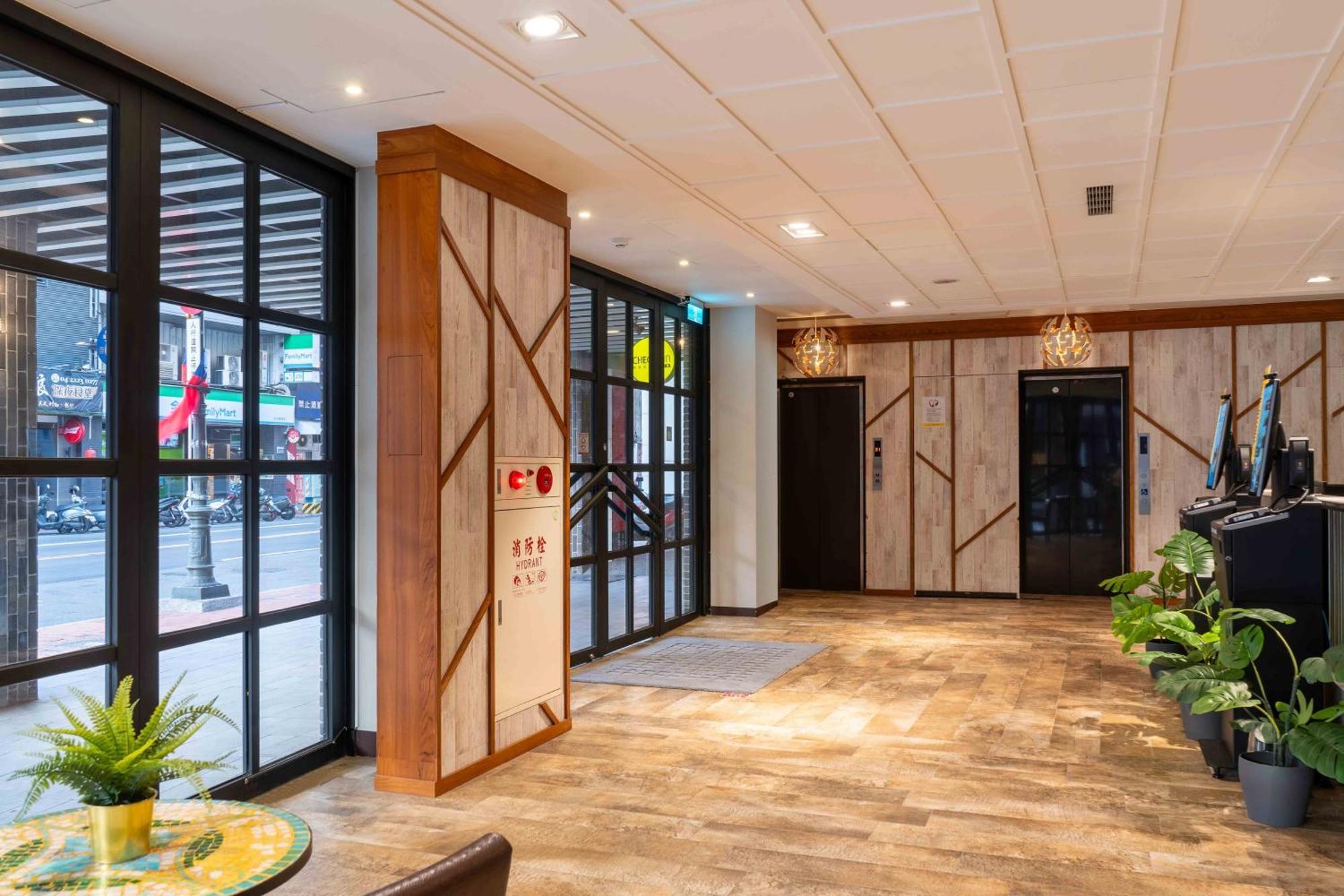 Check Inn Taichung Ziyou Exterior photo