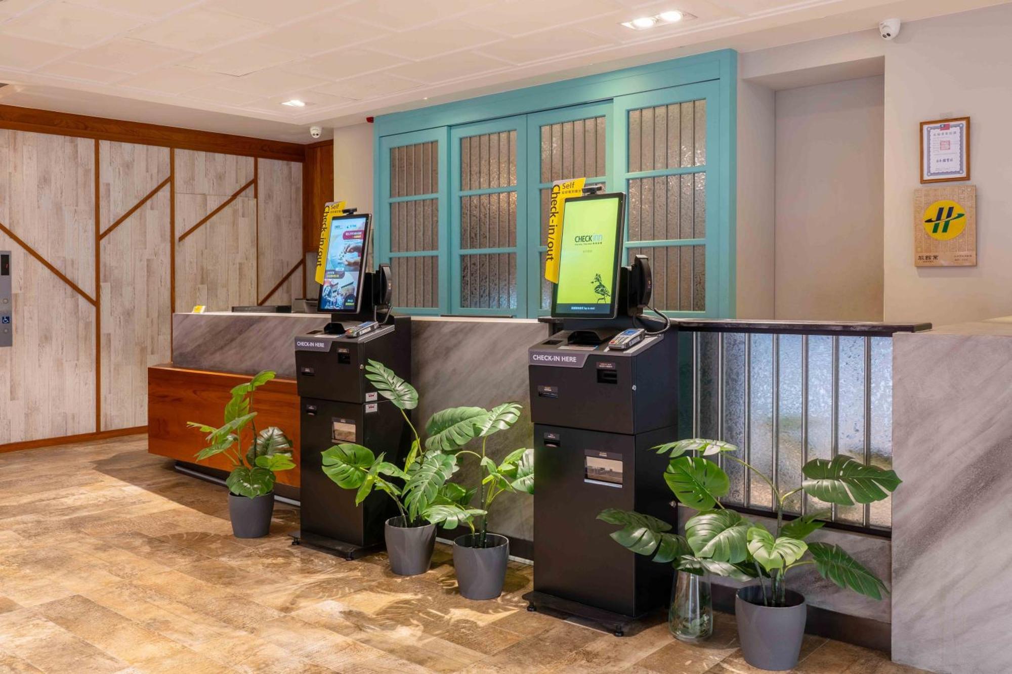 Check Inn Taichung Ziyou Exterior photo
